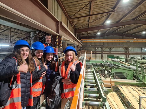 Visite de la scierie Neofor Betemps (sous les premiers flocons) pour des élèves de 4ème de Cluses